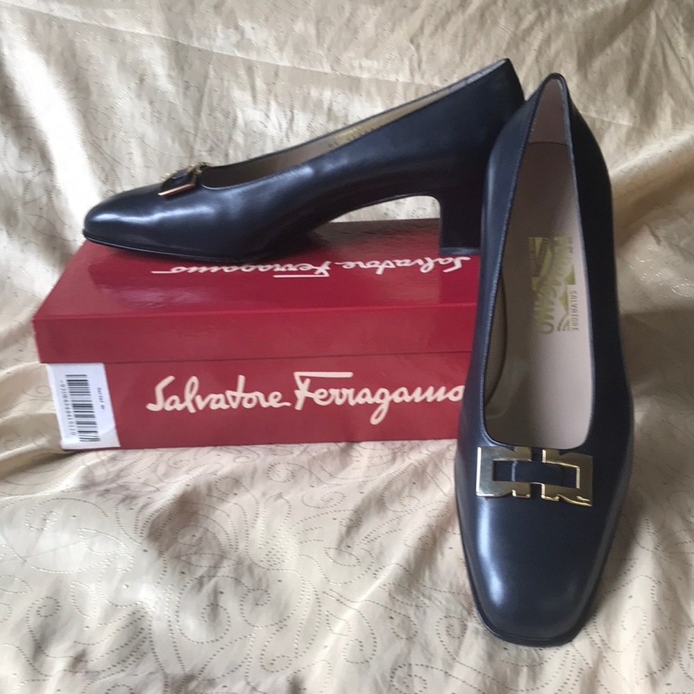 EUC VTG Salvatore Ferragamo “Berna” navy leather pump with toe detail (size 11)
